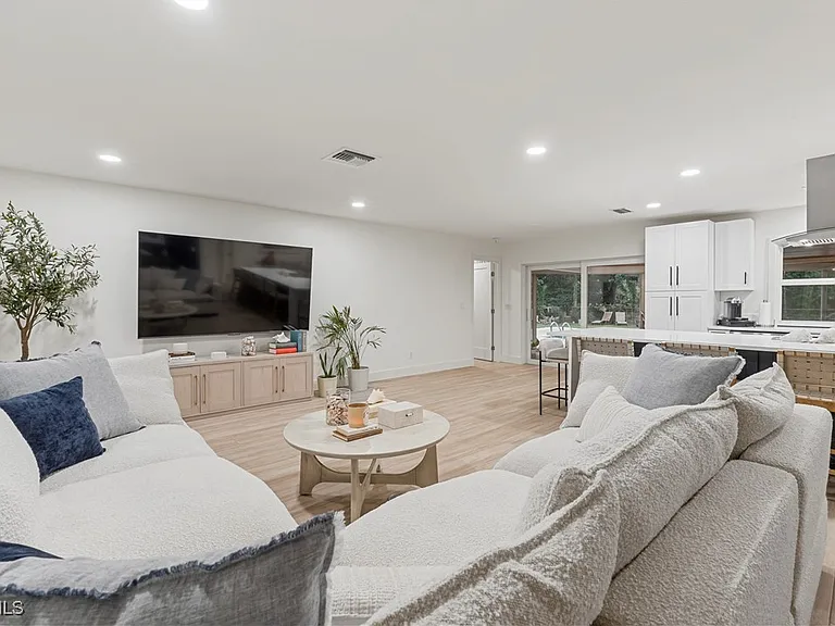 2412 La Salle Ave — Photo 2