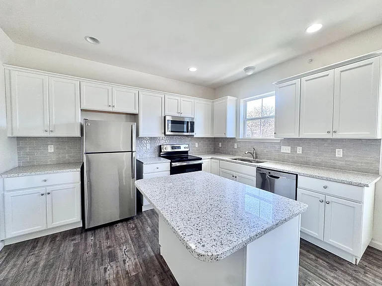 315 E Stone Aly — Photo 4