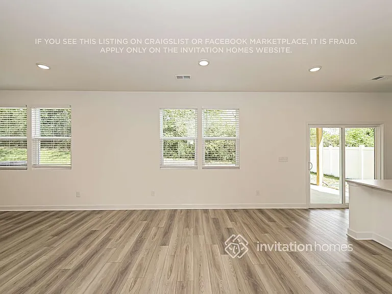 208 E Millbrook Dr — Photo 7