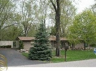 100 Kalhaven Rd, Rochester Hills, MI 48307