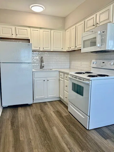 352 N York Rd — Photo 1