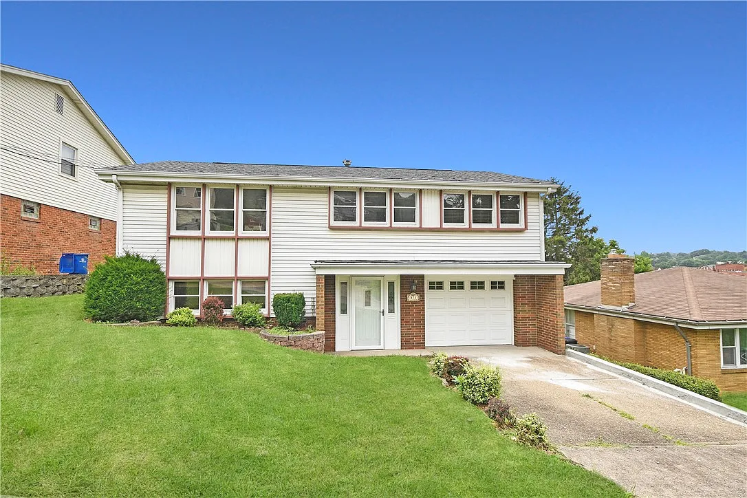 371 Chess St photo 1