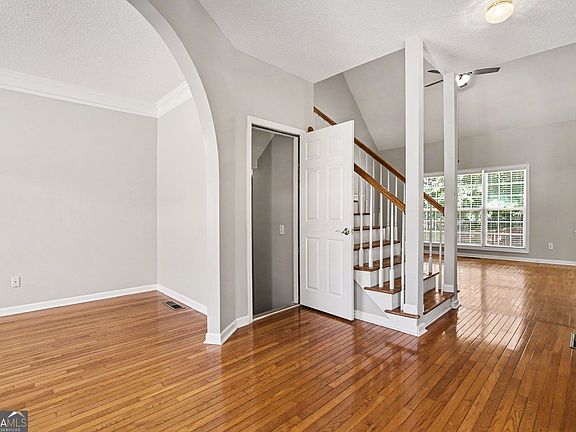 4th image of 165 Normandy Dr