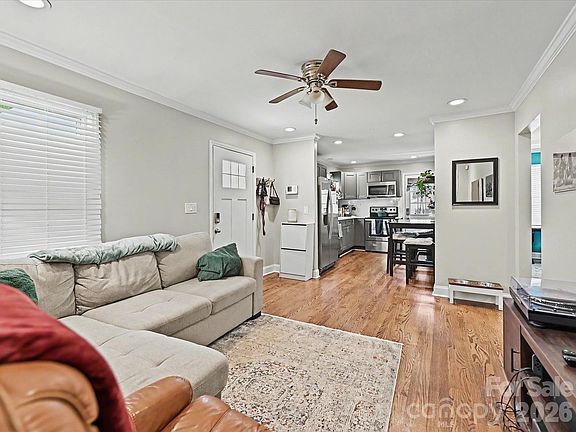 4th image of 115 N Gardner Ave