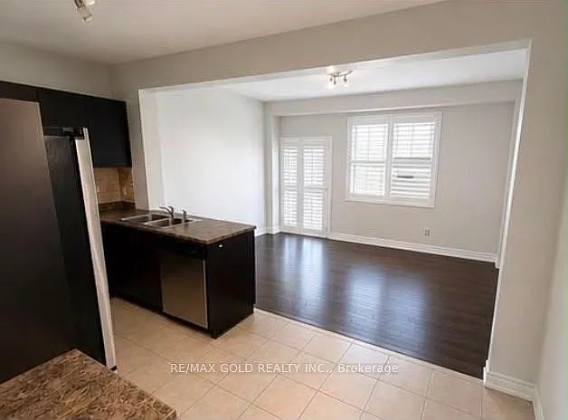 765 Millworks Cres — Photo 2