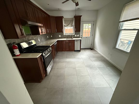 4th image of 37 Harris St Floor 1