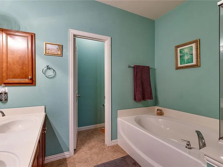 708 Creekside Dr — Photo 13