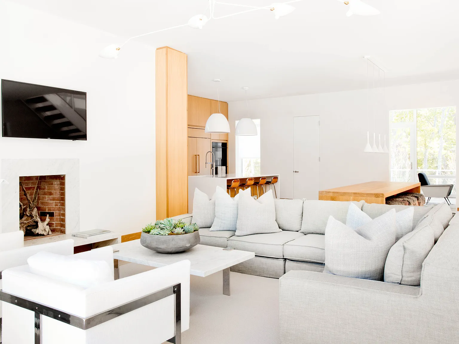A Modern Masterpiece for Your Perfect Summer Retreat — Photo 4