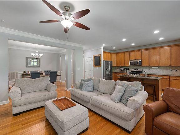 5th image of 221 Towne Ridge Ln