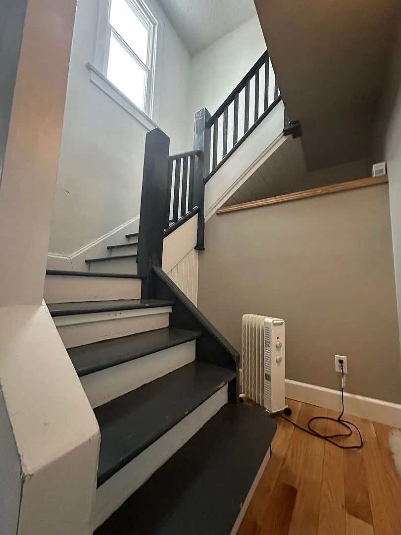 2 bed, 1.0 bath, 585 sqft, $1,050 — Photo 2