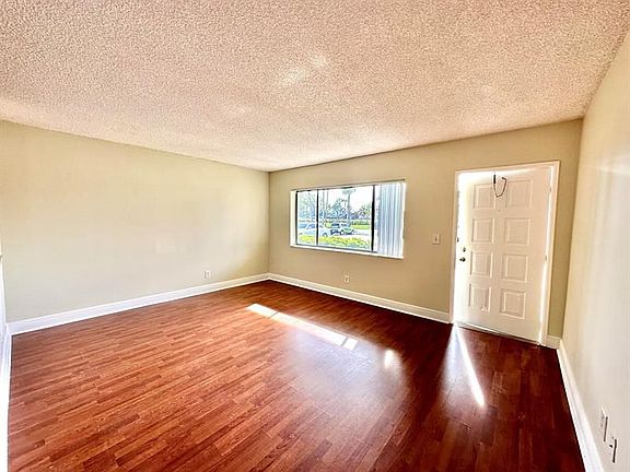 2nd image of 1405 Meadows Cir W
