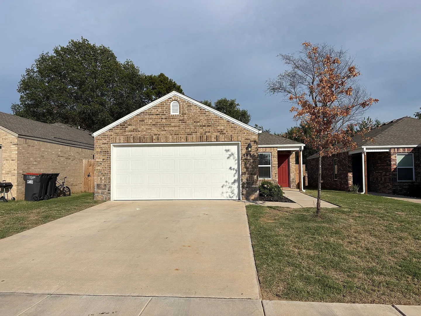 Discover Modern Family Living! Beautiful 3-Bedroom, 2-Bath Home in Barberry Court with Private Ba... — Photo 2