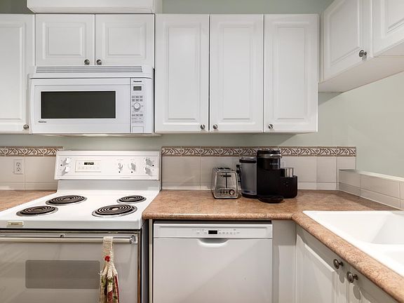 3rd image of 5788 Vine St Penthouse 2