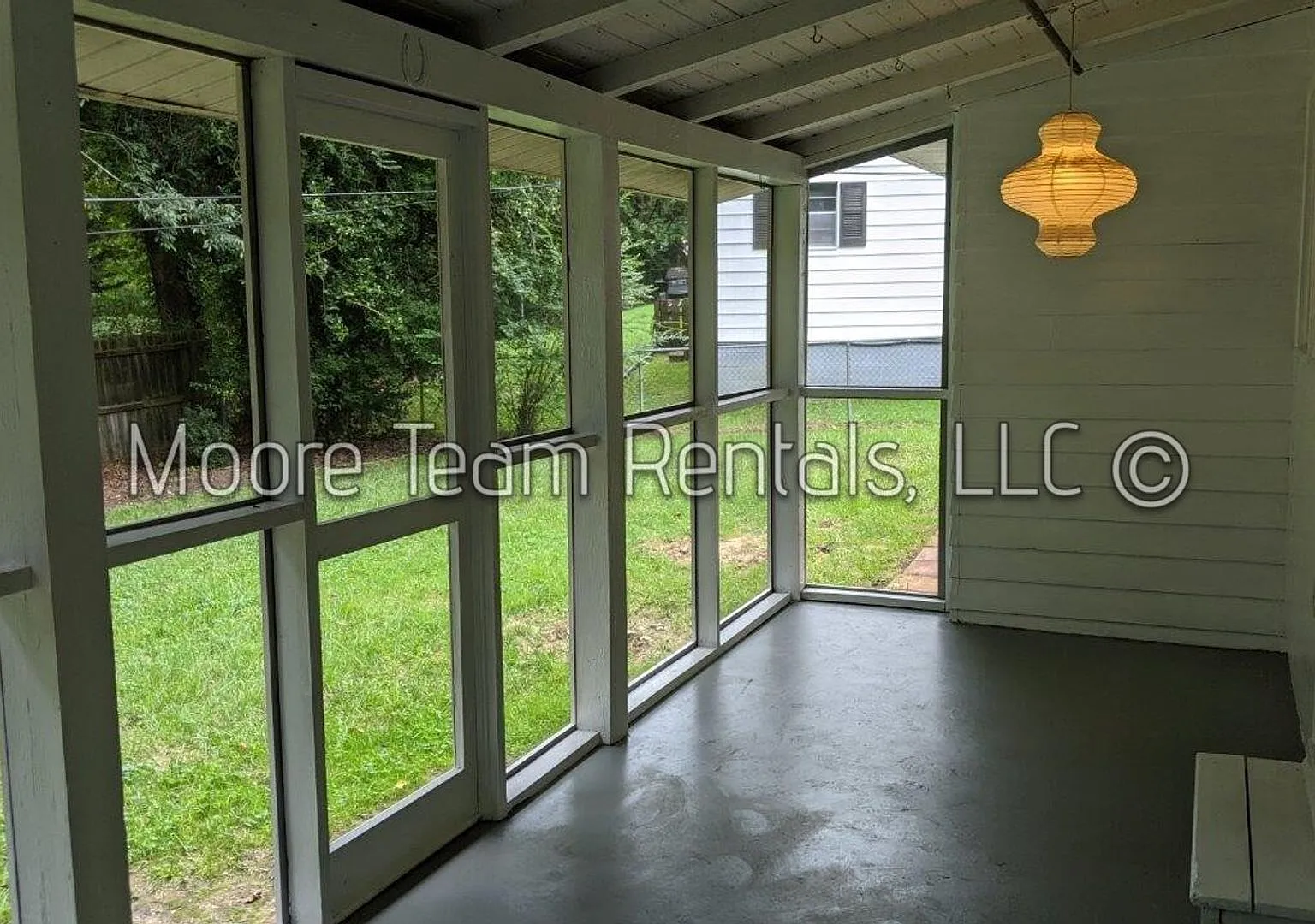 2 Bedroom House - Flat Yard with Beautiful Lawn & Large Screened in Porch — Photo 4