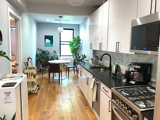 Rented by Tapiro Realty | media 4