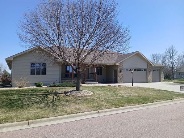 802 S 4th St, Parkston, SD 57366