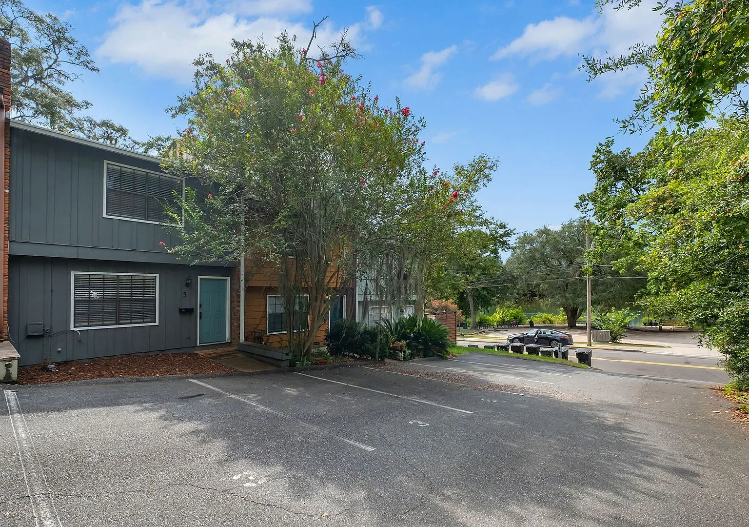 Renovated Town Home Near Lake Ella — Photo 2