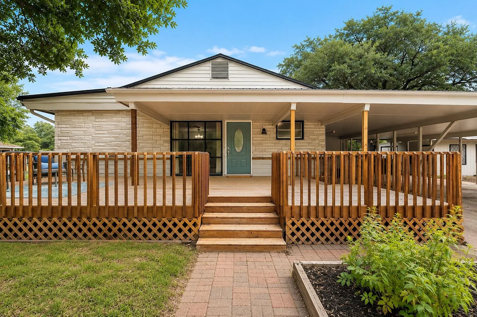 4 bed, 2.0 bath, 1958 sqft, $1,900 — Photo 1