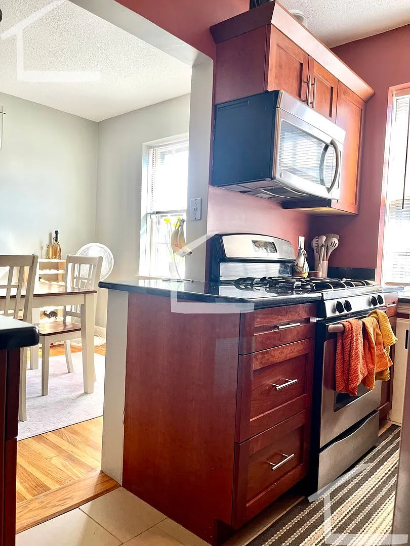 Spacious 2-bed, 1-bath Avail for 9/1; Heat/HW Incl — Photo 1