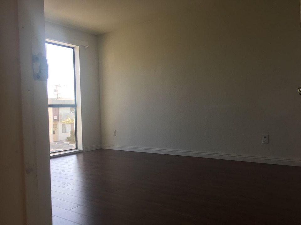 1st image of 4826 Rosewood Ave APT 1
