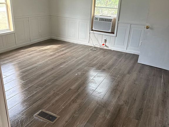 4th image of 202 Oakwood Dr
