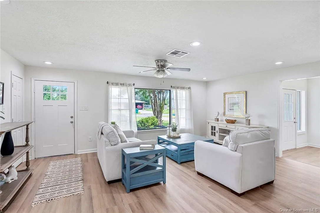 4 bed, 2.0 bath, 1717 sqft, $2,000 — Photo 4