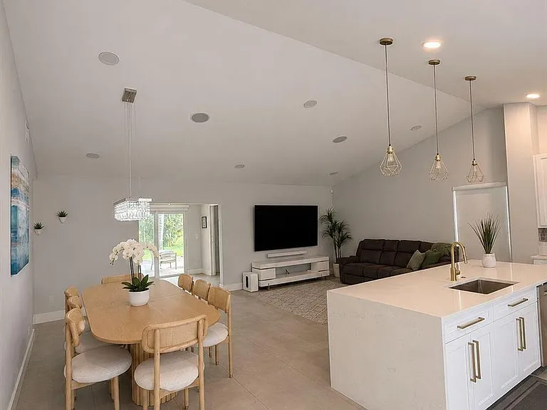 1842 Edgewater Dr — Photo 2