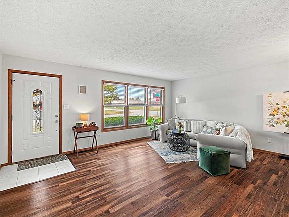 4th image of 2301 Whirlaway Dr