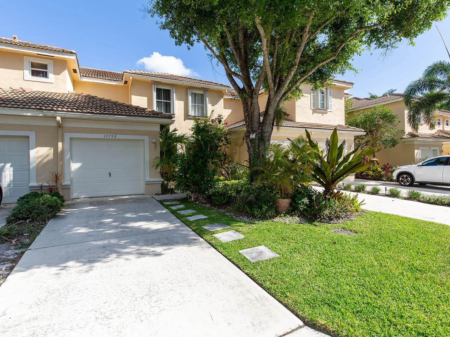 2 bed, 2.5 bath, 1219 sqft, $3,000 — Photo 2