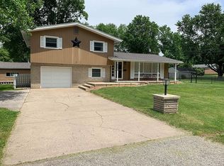 76 Valley Dr, Decatur, IL 62526