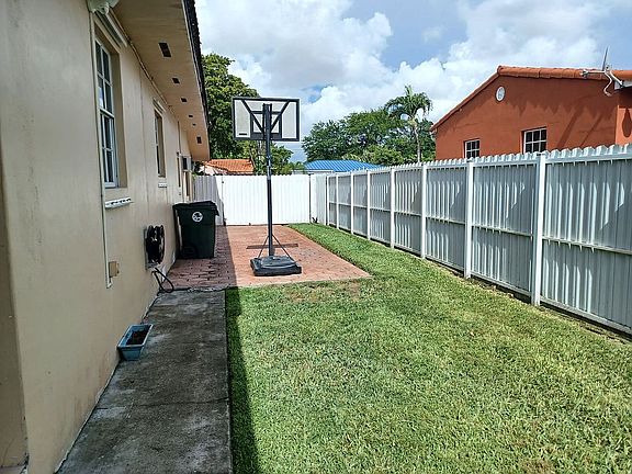 4th image of 645 East Dr