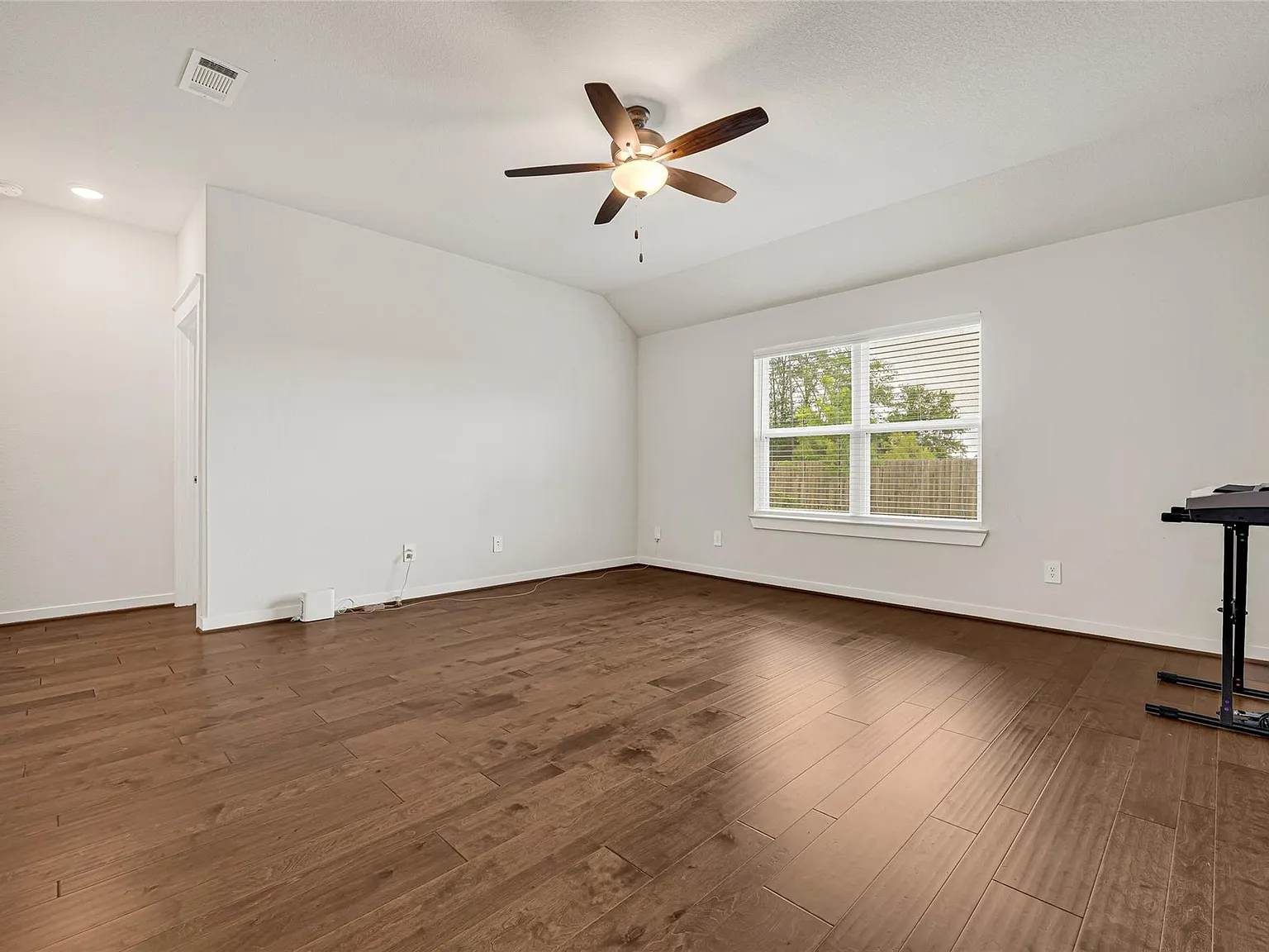 4 bed, 2.0 bath, 1556 sqft, $1,800 — Photo 2
