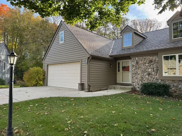 3720 South Bayberry LANE, Greenfield, WI 53228