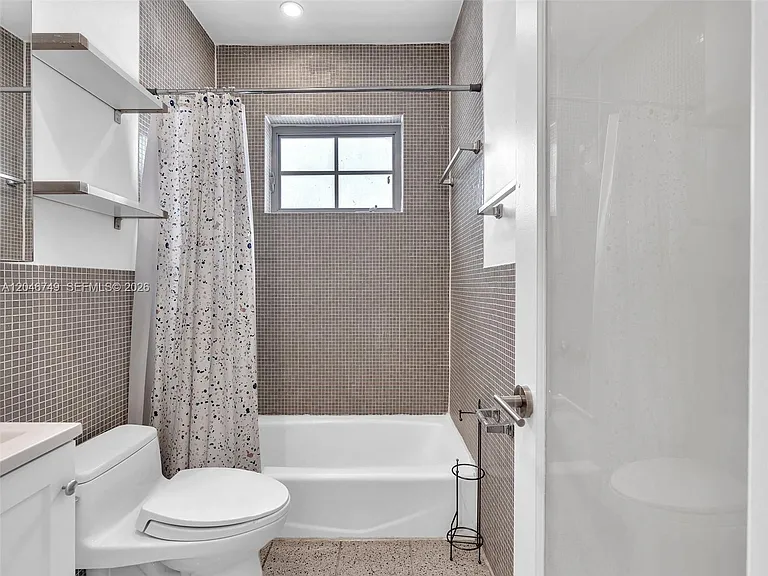 1045 Lenox Ave #12 — Photo 14