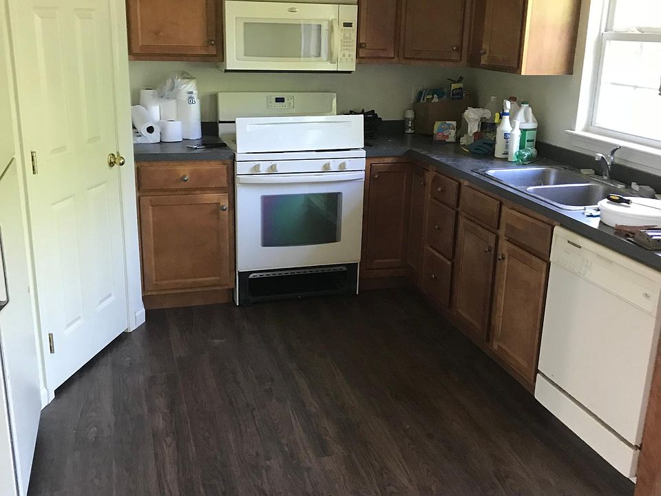 Kitchen. Appliances stay.