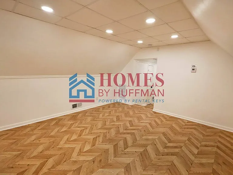 910 Harriet Street — Photo 2