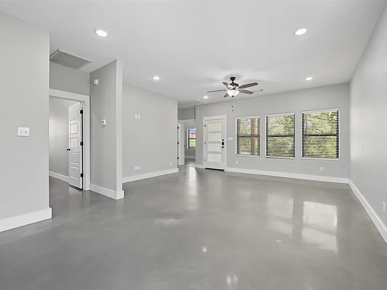 610 E Texas St — Photo 11