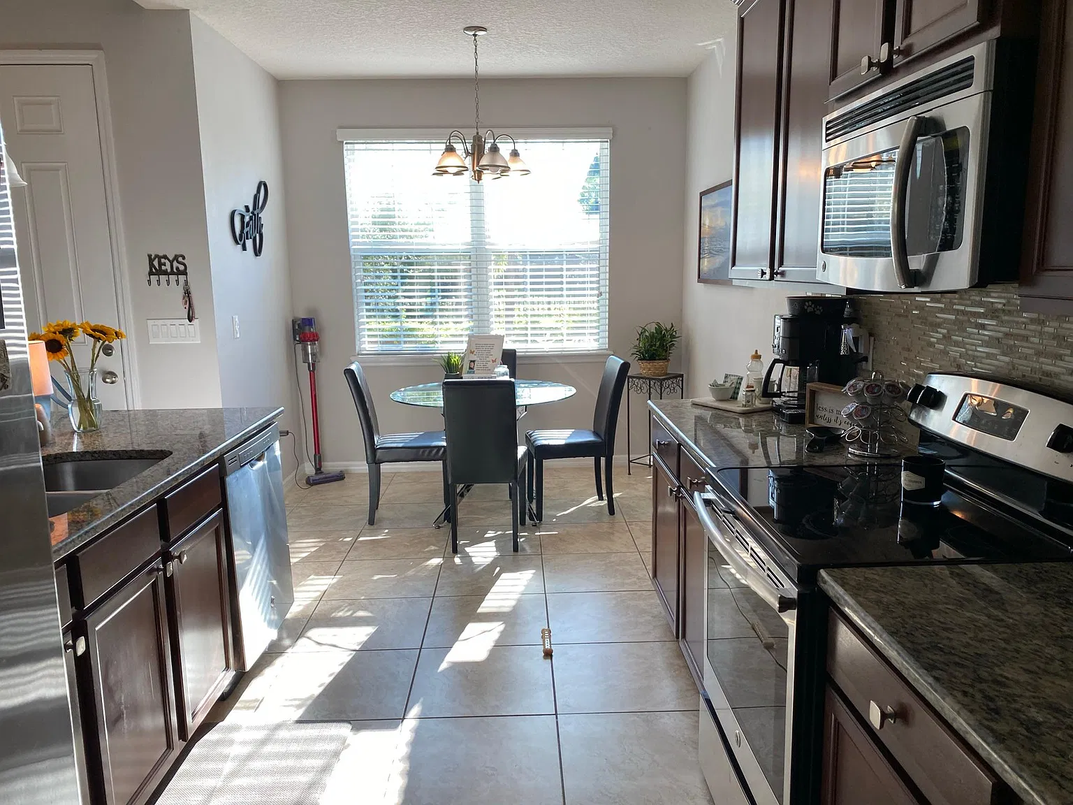 2 bed, 1396 sqft, $2,300 — Photo 2