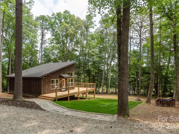 29 S Bear View Dr, Hendersonville, NC 28792