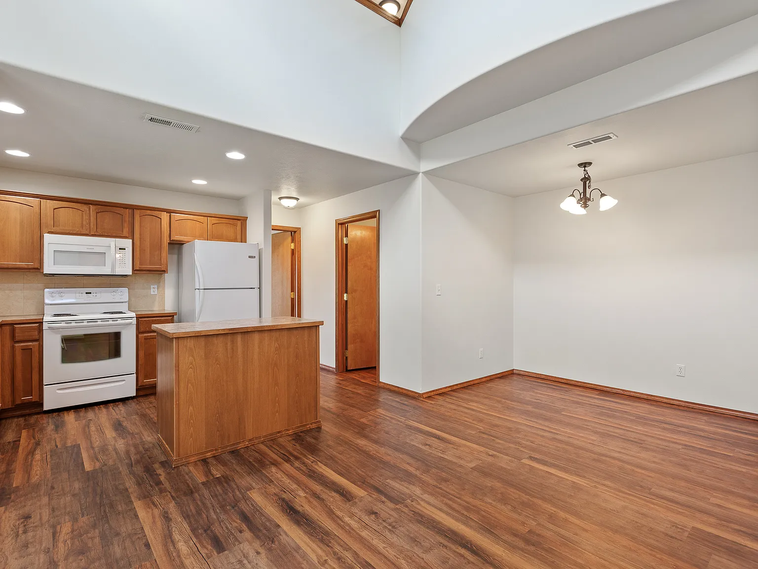 3 bed, 2.5 bath, 1600 sqft, $2,250 — Photo 3