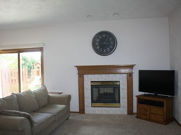 Living Room
						:
						Living Room