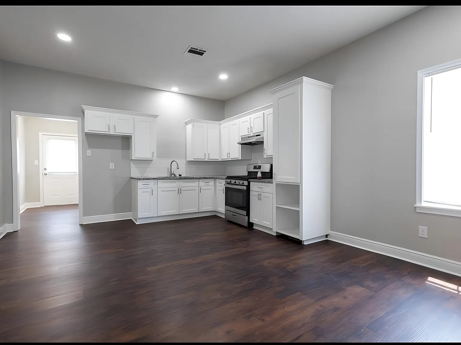 3 bed, 1.5 bath, 1395 sqft, $1,300 — Photo 3