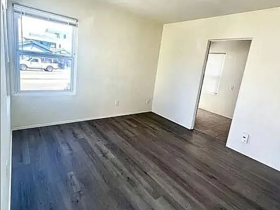 3rd image of 723-725 Sunset Ct