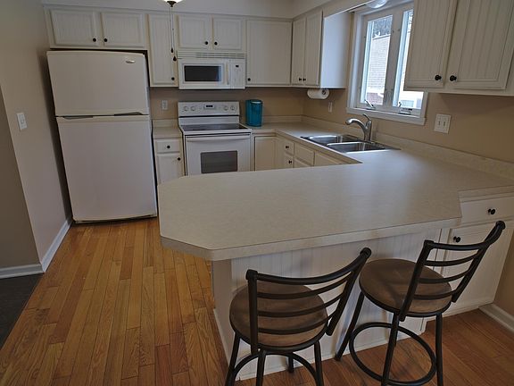 Eat-in kitchen, all appliances included