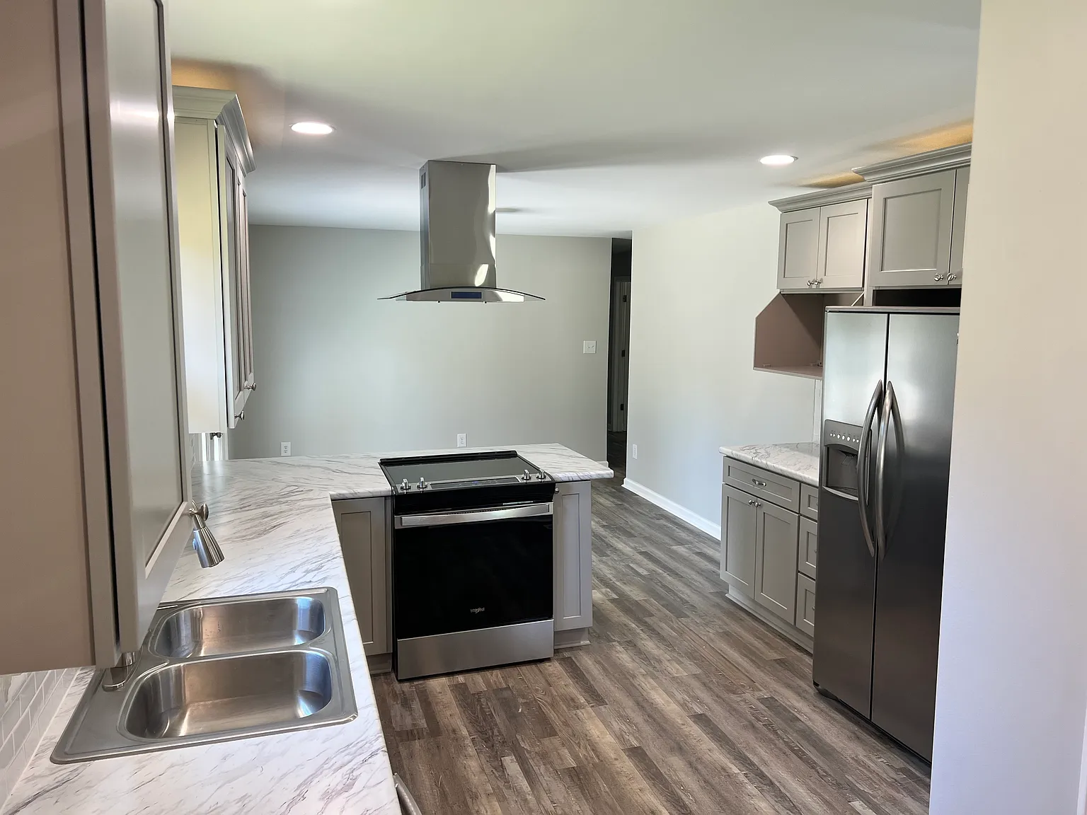 145 West Dr — Photo 2