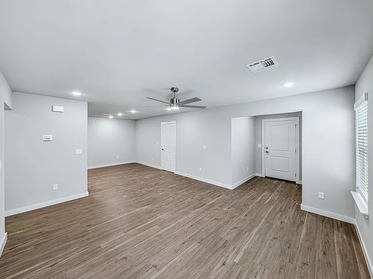 315 NW 65th Ave — Photo 10