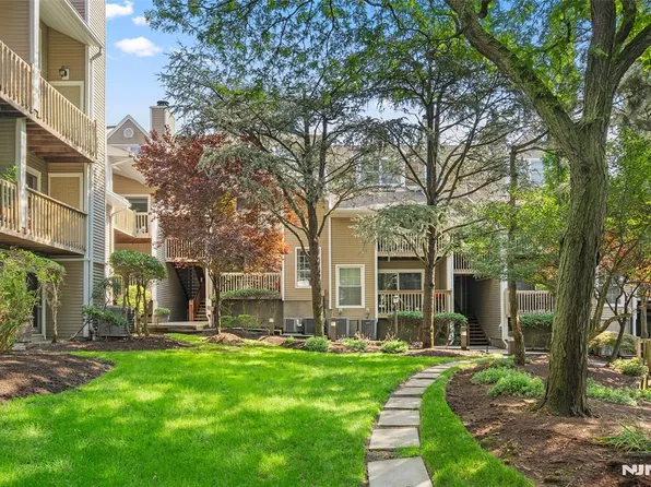 531 Windsor Dr #303, Palisades Park, NJ 07650