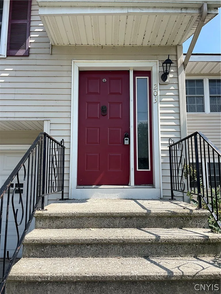 3 bed, 2.0 bath, 3808 sqft, $2,200 — Photo 2