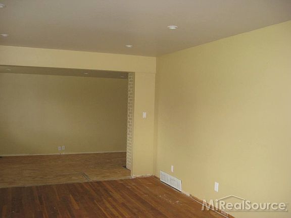 3rd image of 39647 Spalding Dr