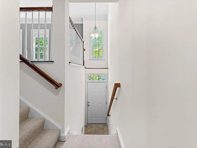 1627 Whitehall Dr — Photo 5